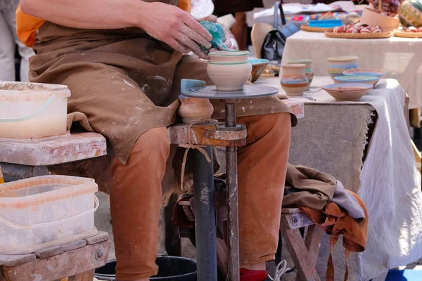 Potter utilise un outil pour recouvrir la tasse d'argile de peinture. Concept de poterie et d'artisanat . — Photo