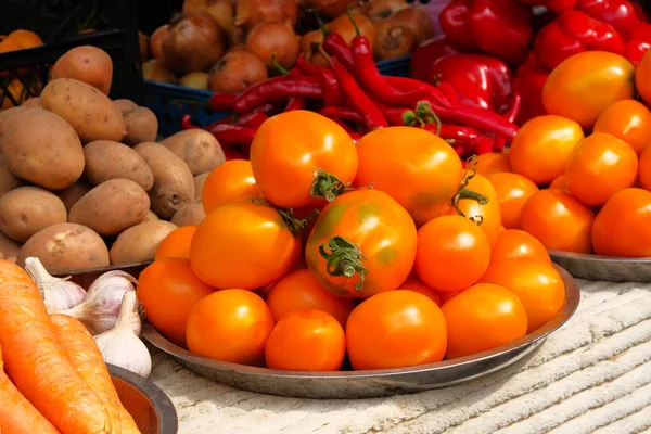 Geel, verse tomaten worden verkocht tegen lokale groente landbouw markt. Verkoop van groenten na de oogst. — Stockfoto