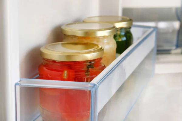 Frascos de vidro variedade legumes caseiros em conserva ficar na geladeira. Conceito de alimento natural saudável fermentado. Vista lateral . — Fotografia de Stock