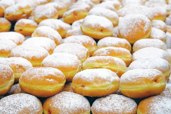Çörek berry reçel ve dükkanda sayaçta pudra şekeri ile sürü. Çörek satılmamaktadır.