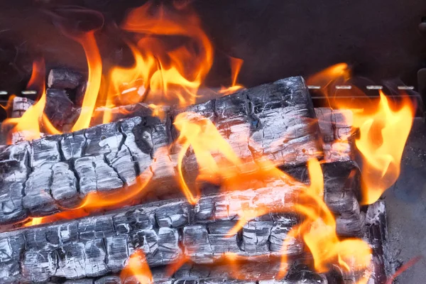 Flamme im Kamin aus nächster Nähe. Flammen, brennendes Holz und Rauch. — Stockfoto