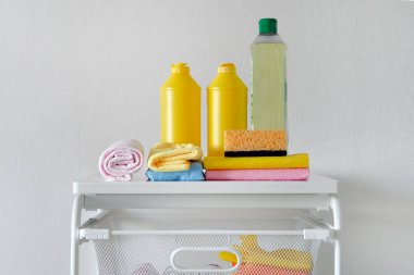 Oda temizliği için deterjan. Kuru Temizleme kavramı. Temizleme Aracısı ve mikro fiber bez mendil ile plastik şişe. Temizleme işi.