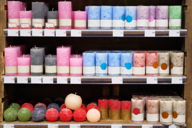Mum mağaza dekorasyon iç Satılık. Çeşitli büyük mum mağazası aroma mum renkli. Fiyat etiketleri, indirimler Satılık.