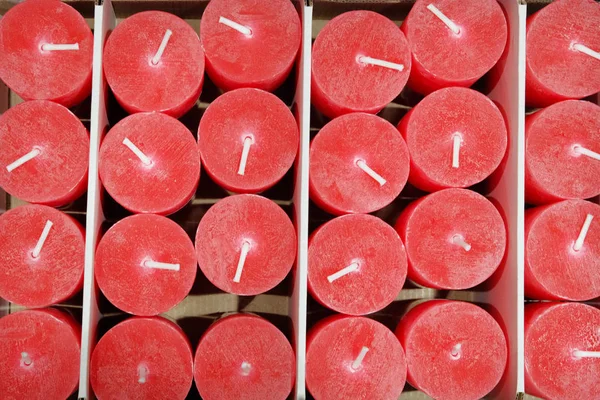 蜡烛出售在室内装饰和香气商店。在舒适的蜡烛店里放着红色的石蜡蜡烛。顶视图. — 图库照片