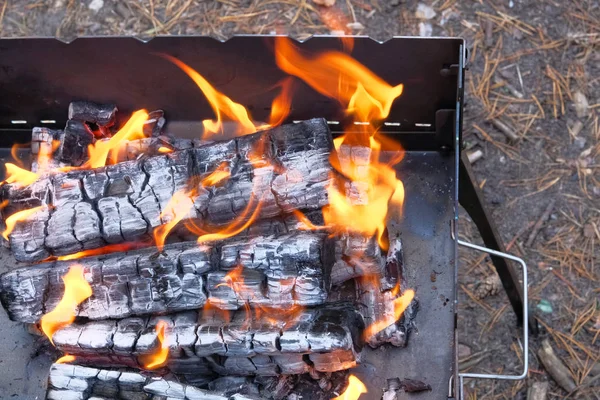 Brennholz im Kamin. Holzfeuer zum Grillen vorbereitet. Grillsaison in der Natur eröffnet. — Stockfoto