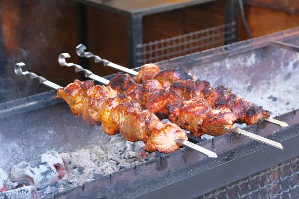 Вкусные жареные куски мяса на шашлыках жарят на гриле на открытом воздухе. Готовить мясо на барбекю. Шиш-кебаб национальной кухни Центральной Азии . — стоковое фото