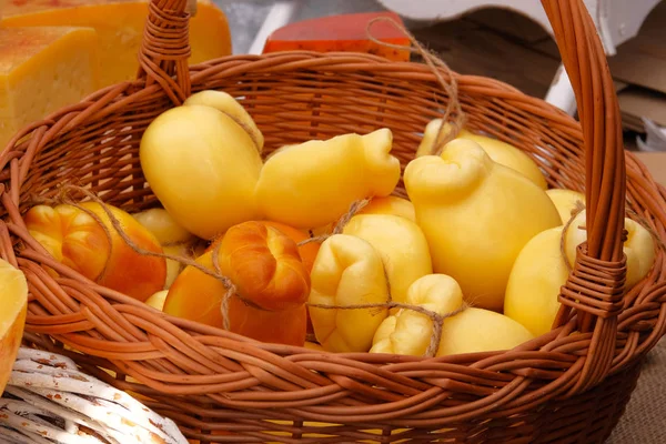 Zelfgemaakte traditionele kazen op rurale landbouw markt te koop. Kaas vervaardiging en de verkoop in lokale markten. — Stockfoto