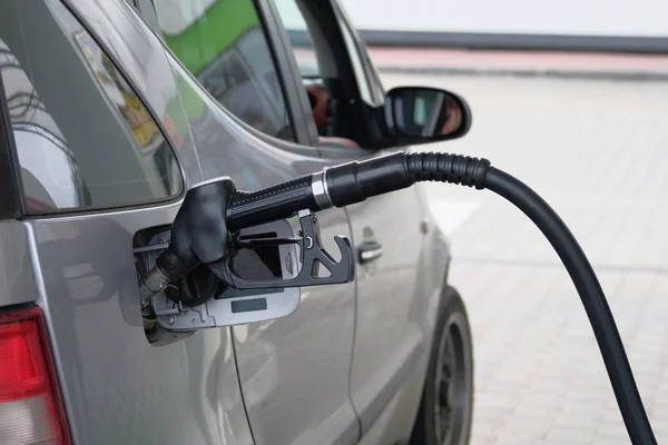 Carros cheios de gasolina no posto de gasolina. Close-up de bombeamento de gasolina combustível em carro cinza no posto de gasolina . — Fotografia de Stock