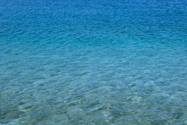 Синяя прозрачная текстура морской воды. Яркий морской фон. Летний отдых . — стоковое фото