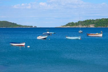 Yaz aylarında otopark tekne. Karadağ'daki mavi Bay Marina ve tekne palamarla. Pitoresk bay, seyahat. Güneşli yaz gün.