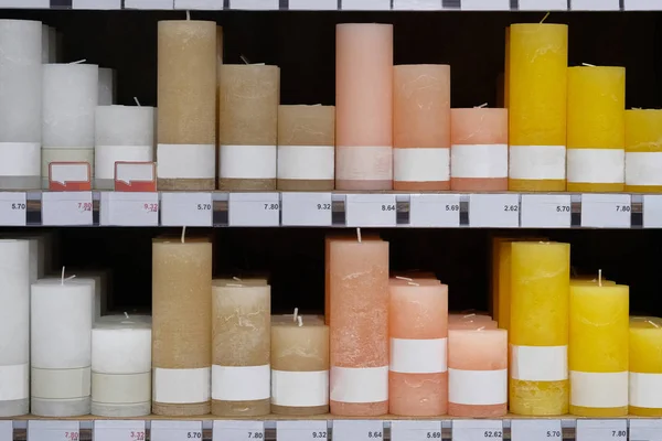 Kaarsen te koop in interieur verfraaien winkel. Diverse natuurlijke kleuren aroma kaarsen in grote kaars winkel. Kortingen op prijskaartjes, verkoop. — Stockfoto