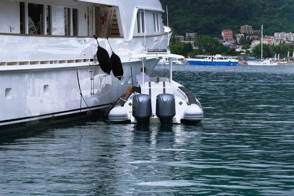 Urlaub auf See. weiße teure Jacht, die in einer blauen Bucht am Mittelmeer festgemacht hat. malerische Bucht, Reisen. sonniger Sommertag. — Stockfoto