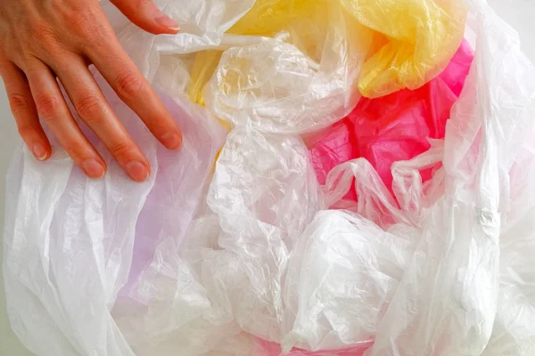 Indústria de reciclagem. Os sacos de plástico serão reciclados. Protecção do ambiente ecológico. Ecologia. Material reciclado . — Fotografia de Stock