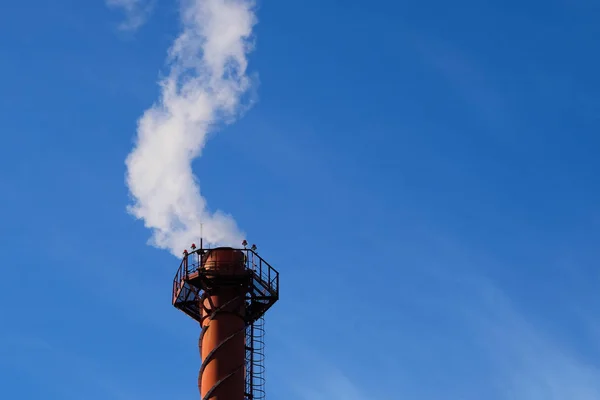 Problemas ecológicos. Problema ambiental de la contaminación ambiental y del aire en las grandes ciudades. Tuberías con humo blanco, espacio para copiar . —  Fotos de Stock