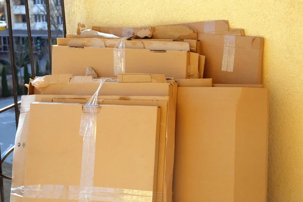 Montón de papel y trozo de cartón preparado procesamiento para la planta de papel de la industria. El cartón está empaquetado en fardos. Día soleado . —  Fotos de Stock