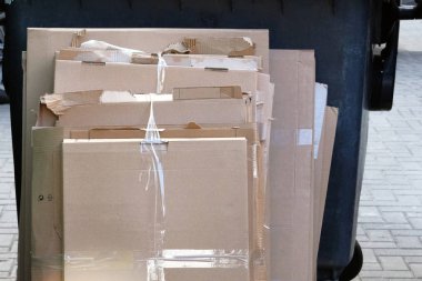 Karton ve kağıt karton geri dönüştürülecek şekilde hazır yığınları. Güneşli bir gün. Kentsel geri dönüşüm.