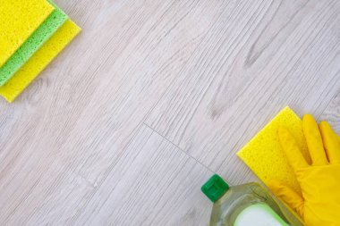 Temizlik hizmet anlayışı. Sarı kauçuk koruyucu eldiven mikro fiber bez ile el. Temizleme ürünleri, yat, alanı Kopyala.
