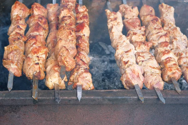 Grill na świeżym powietrzu w okresie letnim. Shish kebab kuchni narodowej w Azji Środkowej i Bliskiego Wschodu. Festiwal odkryte. Gotowanie mięsa na grilla. — Zdjęcie stockowe