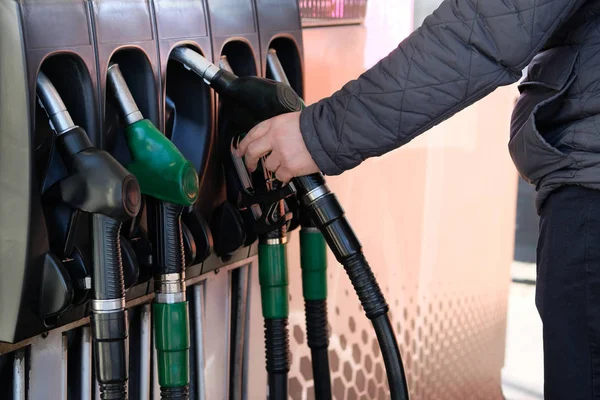 Adam arabasına benzin istasyonunda benzin ile yukarı doldurur. Benzin istasyonunda pompa. Araba yakıt ile doldurmak için. Benzin ve petrol ürünleri.