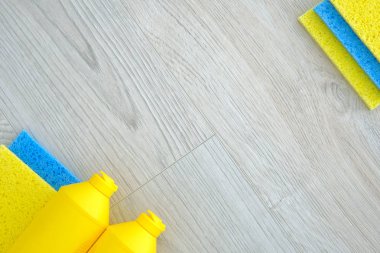 Temizlik seti araçları ve ürünün hafif ahşap arka plan ile. Temizleme Servisi, küçük iş fikri. Düz yatıyordu, en iyi görünümü.
