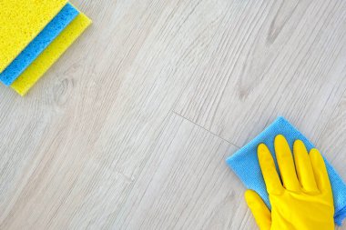 Temizleme ürünleri, yat, alanı Kopyala. Mikro sarı kauçuk koruyucu eldiven el. Hizmet anlayışı. Üstten Görünüm.
