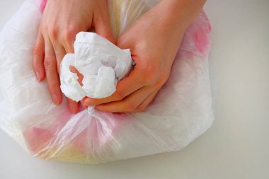 Plastik torbalar içinde bir balya paketlenmiştir. Çöp durdurmak. Ekoloji çevre koruma kavramı. Yakın çekim.