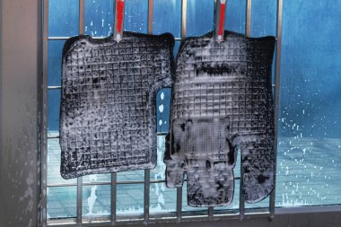 Kauçuk Araba paspasları sabun Suds ile yıkanır. Self Servis araba yıkama sabun Suds ile temizlik. Sabunlu su çalışır.
