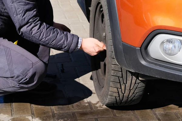 Tekerlek diskten kauçuk kaldırma. Araba servisi. Yolda düz bir araba lastiği değiştirme. Otomatik onarım konsepti.