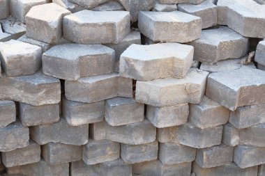 Yol yapımı için depo döşeme levhaları. Şantiyede kaldırım taşı. Kaldırım inşaatı.