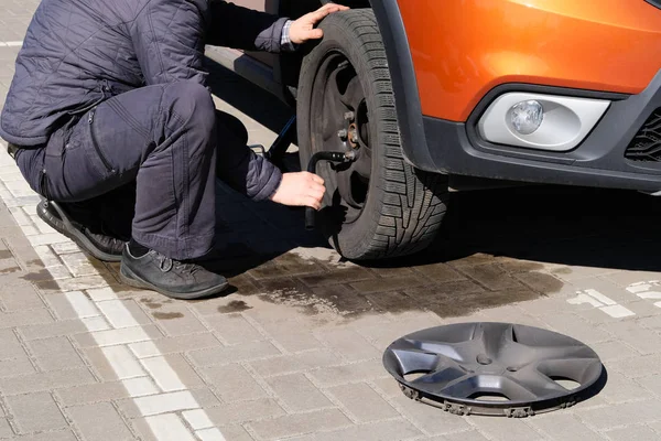 Servizio auto. Equilibratura della ruota o riparazione e cambio pneumatico auto. Concetto di manutenzione dell'automobile. Pneumatico auto danneggiato . — Foto Stock