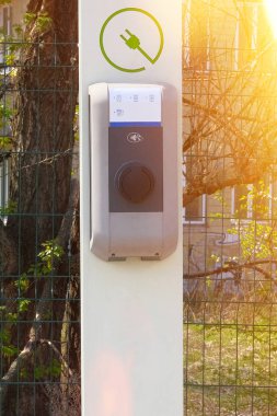 Elektrik şarj istasyonu. Çevre dostu ulaşım konsepti. Dikey görünüm.