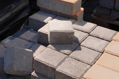 Kaldırım inşaatı. Kaldırım inşaatı için yapı malzemeleri. Şantiyede döşeme karoları.