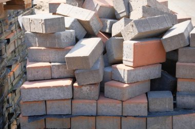 İnşaat Malzemeleri. Şantiyede gri tuğla yığını. Bina ve yapıların inşası için yapı malzemeleri. Yakın çekim.