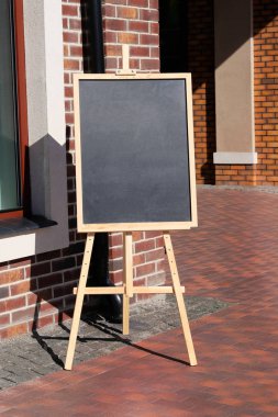 Sokakta duran tebeşir menüsü, işaret. Reklam için boş alan konsepti, mockup.