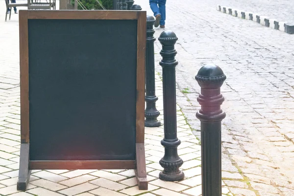Metin veya reklam için karatahta menüsü siyah renk. Bir Avrupa şehrinde sokak. Tonlu görüntü.