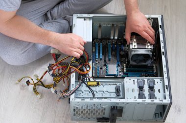 Bilgisayar mühendisi CPU onarılıyor. Servis elektroniği ve bilgisayar konsepti.