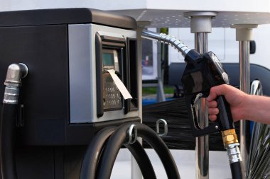 Benzin istasyonu pompası. Adam arabasını benzin istasyonunda benzin ile doldurur. Otomatik yakıt ile doldurmak için. Benzin ve yağ ürünleri.