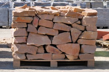 İnşaat malzemeleri. Dekorasyon ve inşaat evleri için yapı malzemeleri. İnşaat pazarında kahverengi taşlar yığınları satılır.