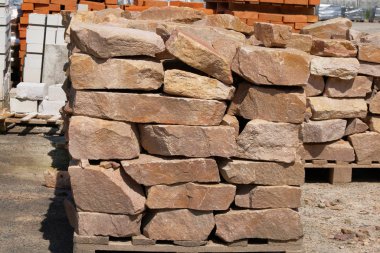 İnşaat malzemeleri. Dekorasyon ve inşaat evleri için yapı malzemeleri. Kahverengi taşlar inşaat pazarında satılır.