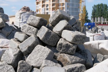 İnşaat malzemeleri. Dekorasyon ve inşaat evleri için yapı malzemeleri. Gri taşlar inşaat piyasasında satılır. Yakın çekim.