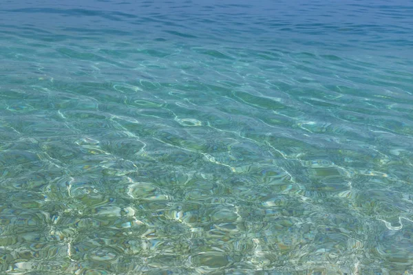 Синяя прозрачная текстура морской воды. Яркий морской фон. Летние каникулы . — стоковое фото