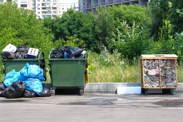 Dumpsters vol met vuilnis in de stad. Vervuiling van vuilnis plastic afval. — Stockfoto