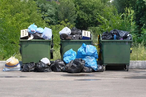 Dumpsters vol met vuilnis. Vuilnis is stapel partijen dump. Vuilnis afval veel rommel dump. — Stockfoto