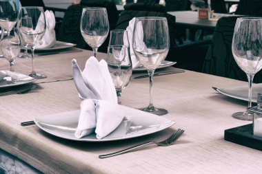 Şaraplık bir kutlama yemeği için hizmet etti. Restoranda masa ayarı. Dekore edilmiş tatil masası.