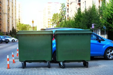 Çöp tenekesi çöplerle dolu. Çöp yığını çok fazla. Güneşli şehirde çöp kutuları.