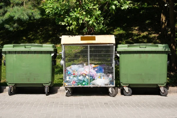 Загрязнение мусорных пластиковых отходов. Мусорные контейнеры полны мусора в городе . — стоковое фото