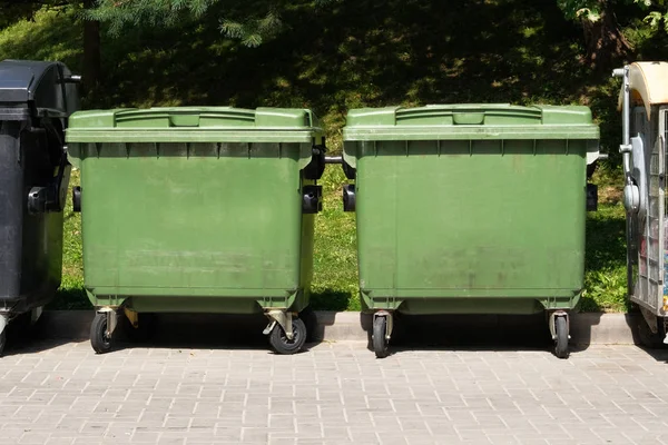 Dustbins jest pełen śmieci. Kosze na śmieci w społeczności miejskiej. Zielone kosze śmieci w mieście. — Zdjęcie stockowe