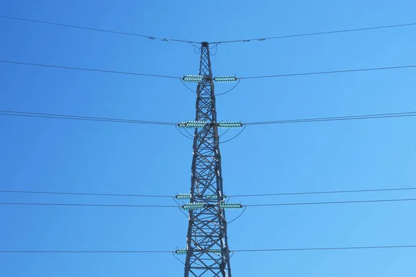 Torre elétrica do fio elétrico. Pólo de eletricidade de alta tensão no fundo do céu . — Fotografia de Stock