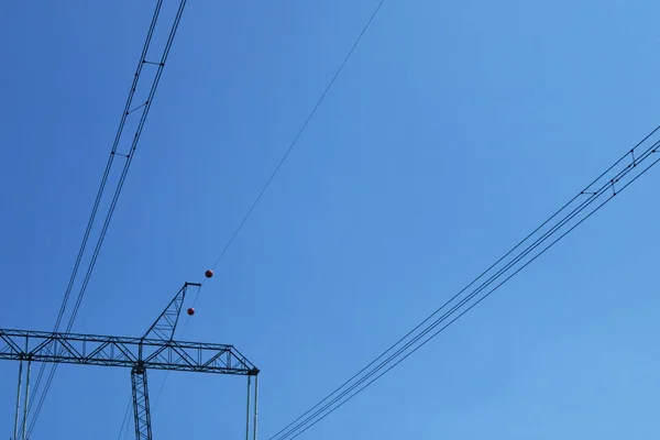 Věž vysokého napětí, nebe pozadí. Přenosová linka elektřiny. Elektrická ocelová věž. — Stock fotografie