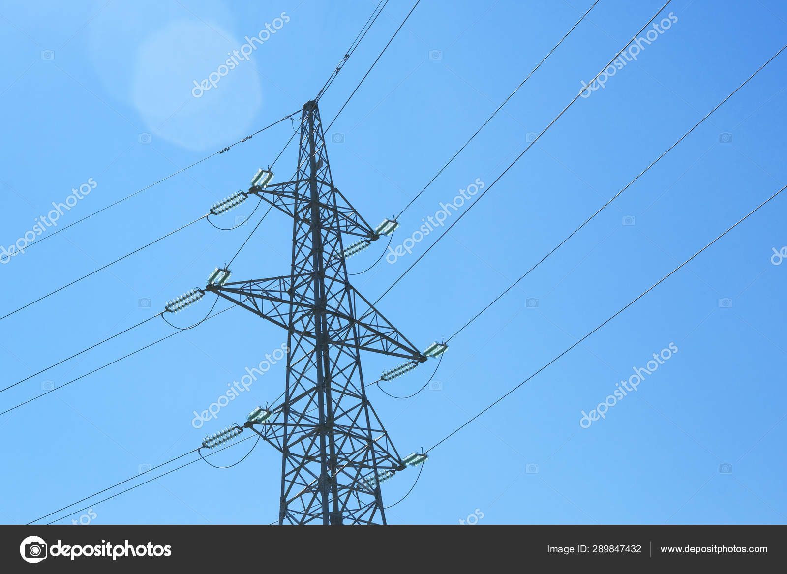 输电线路 电线电塔 天空背景上的高压电极 阳光 图库照片 C Ga Na
